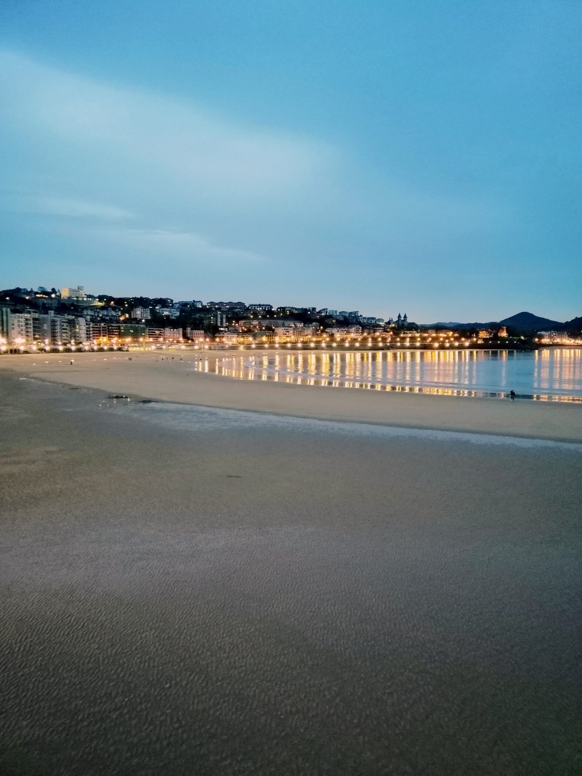Vue nocturne d'un front de mer illuminé