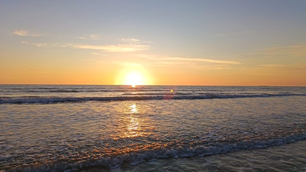 Soleil couchant sur l'océan Atlantique en Vendée