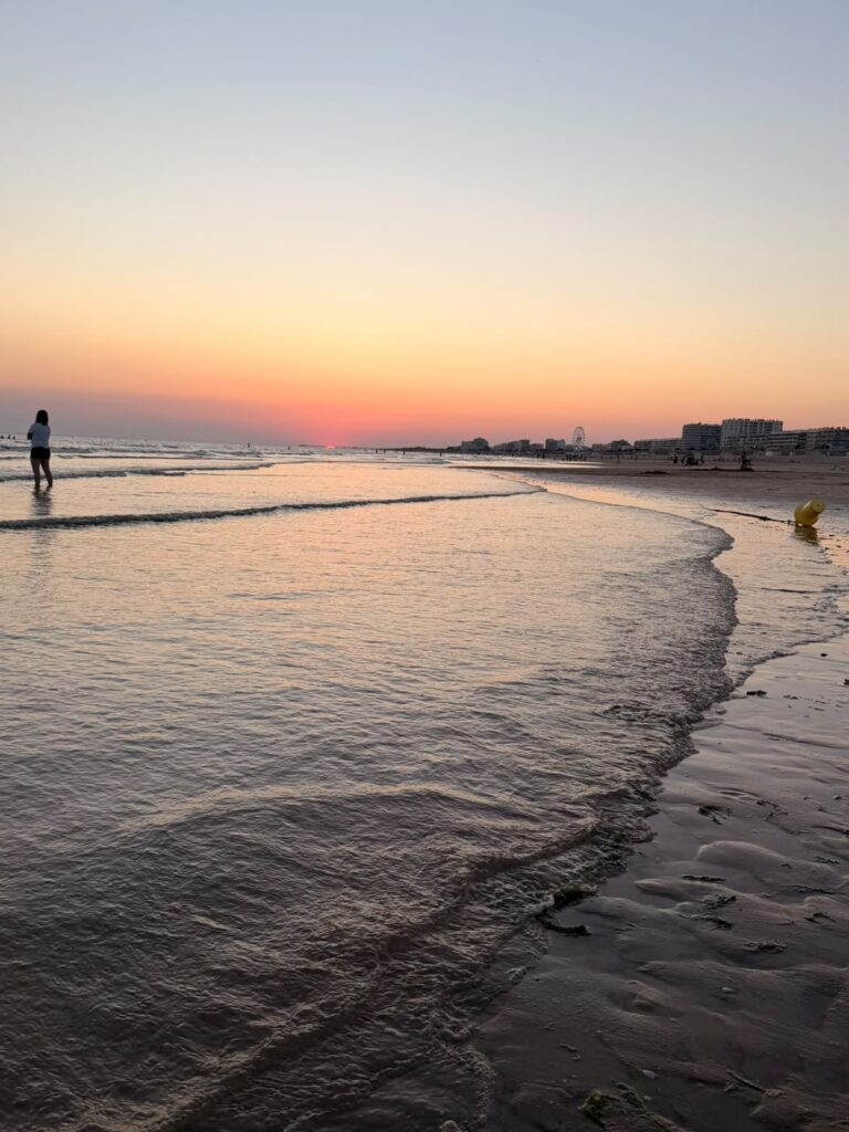 Promenade sur la plage au coucher du soleil sur le littoral vendéen