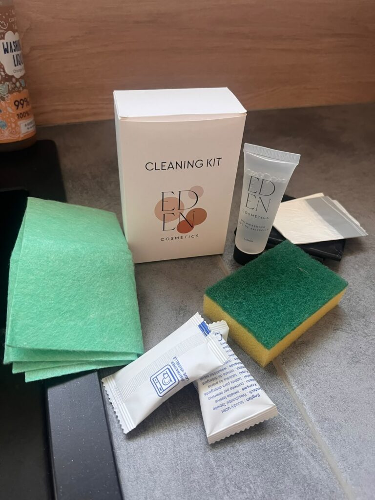 Produits d'accueil disposés sur le linge de maison d'un logement