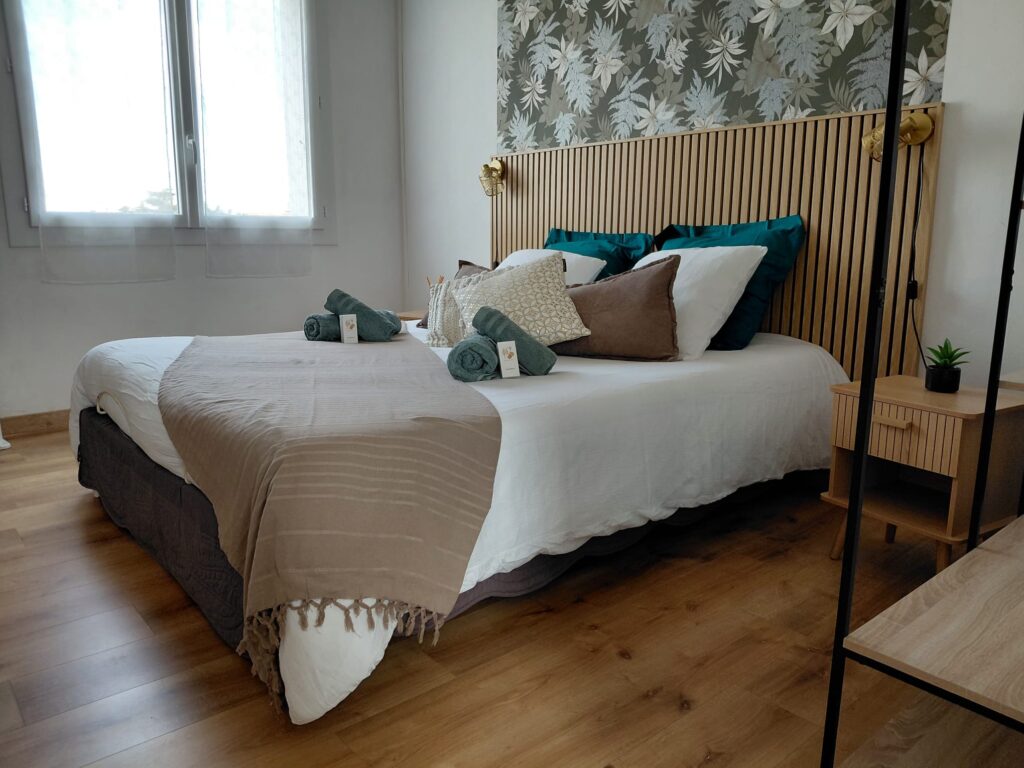 Chambre préparée avec un linge de maison propre et repassé