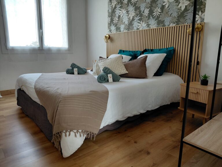 Chambre préparée avec un linge de maison propre et repassé